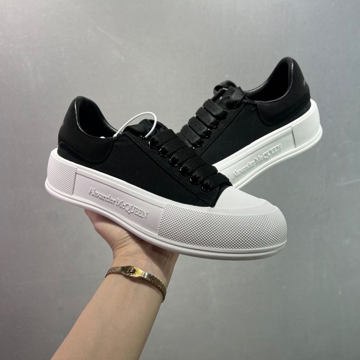 ALEXENDER MCQUEEN